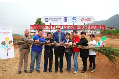 可口可乐在中国推行可持续农业水补偿项目，建立共生共赢价值链。
